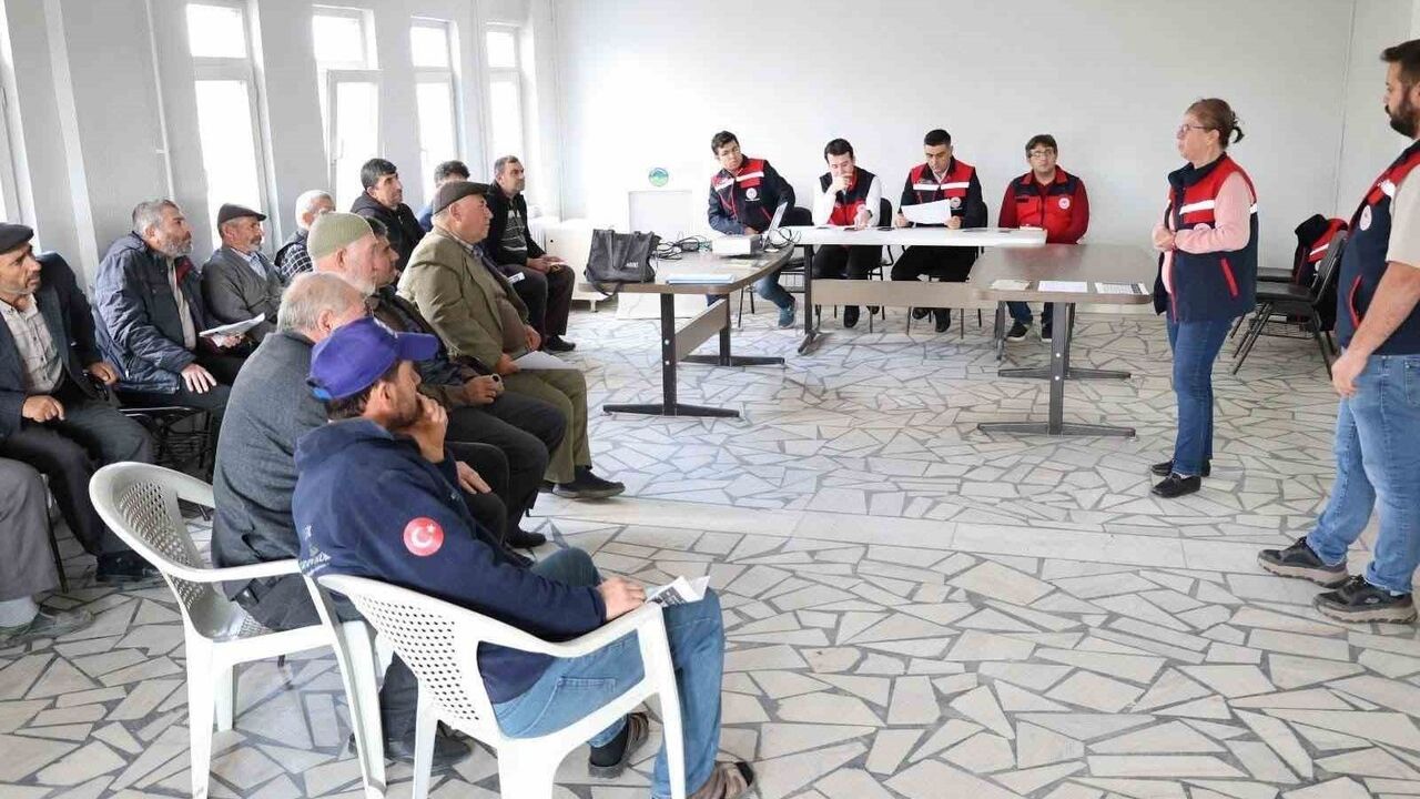 Afyonkarahisar’da üretimi artırmaya yönelik çiftçi toplantıları devam ediyor