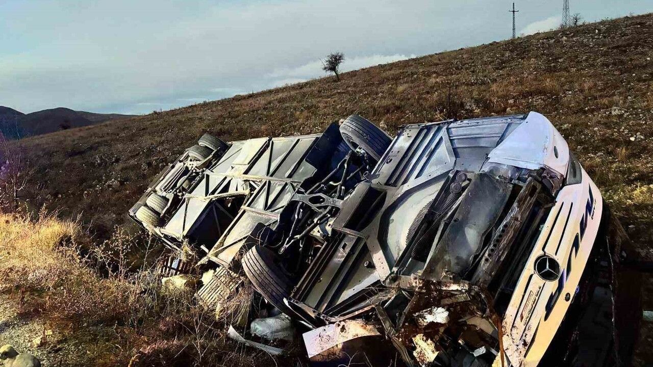 Afyonkarahisar'da yolcu otobüsü devrildi: 2 ölü, 21 yaralı