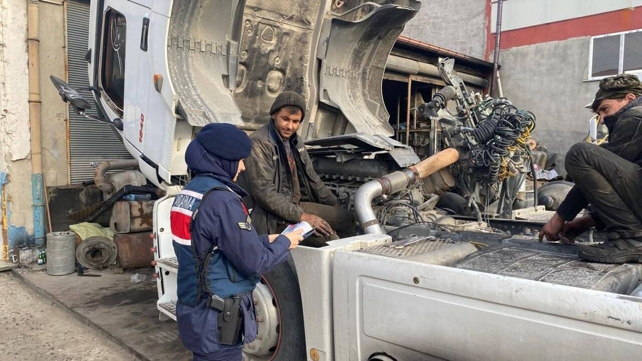 Afyonkarahisar Jandarmasından Kadına Yönelik Şiddet ve Erken Yaşta Evliliklerle Mücadele Bilgilendirmesi