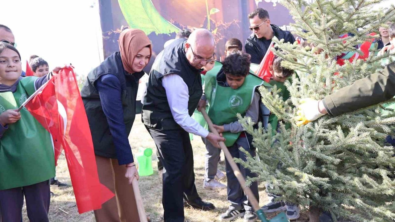 Ağrı'da 11 Kasım Milli Ağaçlandırma Günü'nde binlerce fidan toprağa dikildi