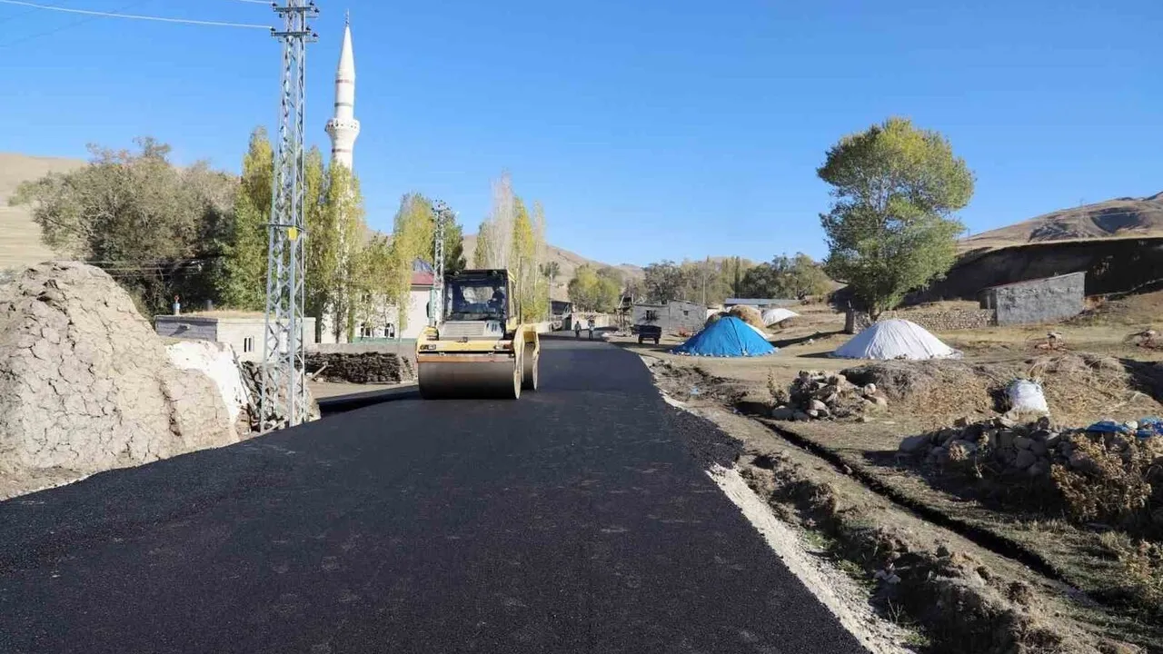 Ağrı'da Doğubayazıt Çetenli‑Dağdelen grup yolunun 5,3 km'si BSK ile kaplandı