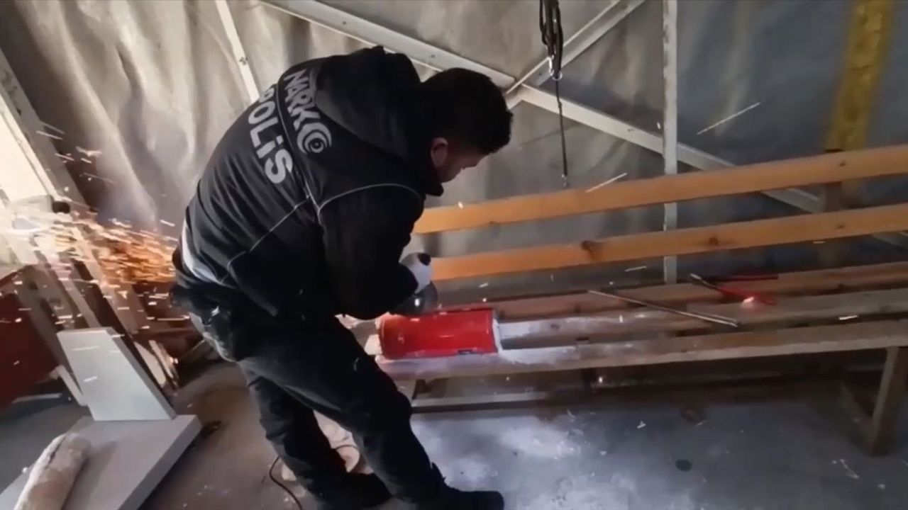 Ağrı'da İran plakalı otobüste yangın tüplerinde 8 kilogram uyuşturucu bulundu