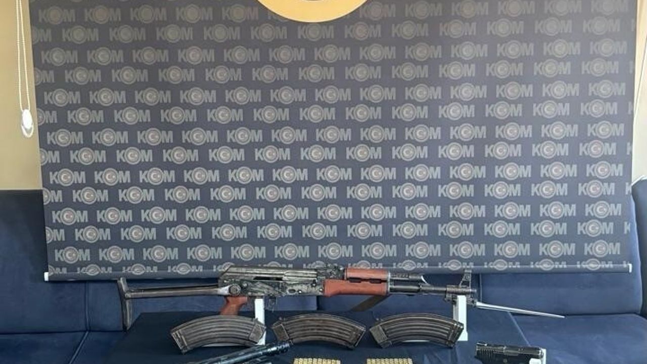 Ağrı'da KOM Şubesi'nin Eş Zamanlı Operasyonunda Çok Sayıda Uzun Namlulu Silah Ele Geçirildi
