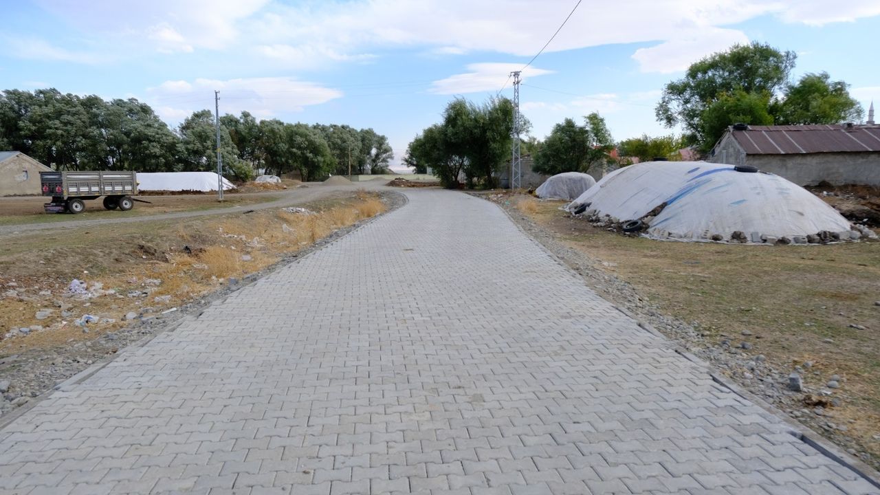 Ağrı'da köy içi yollar kilit parke taşıyla yenileniyor — Ziyaret'te 10 bin m² tamamlandı