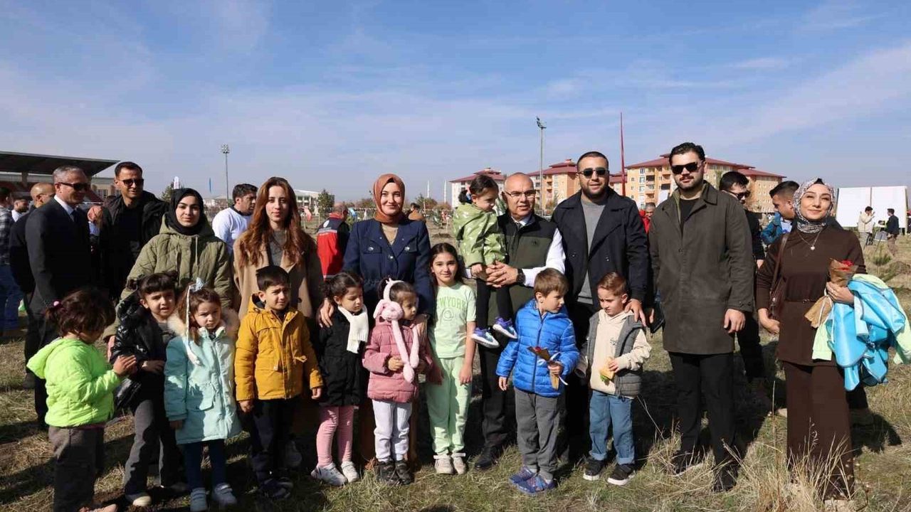 Ağrı’da Minikler Milli Ağaçlandırma Günü’nde Fidan Dikti
