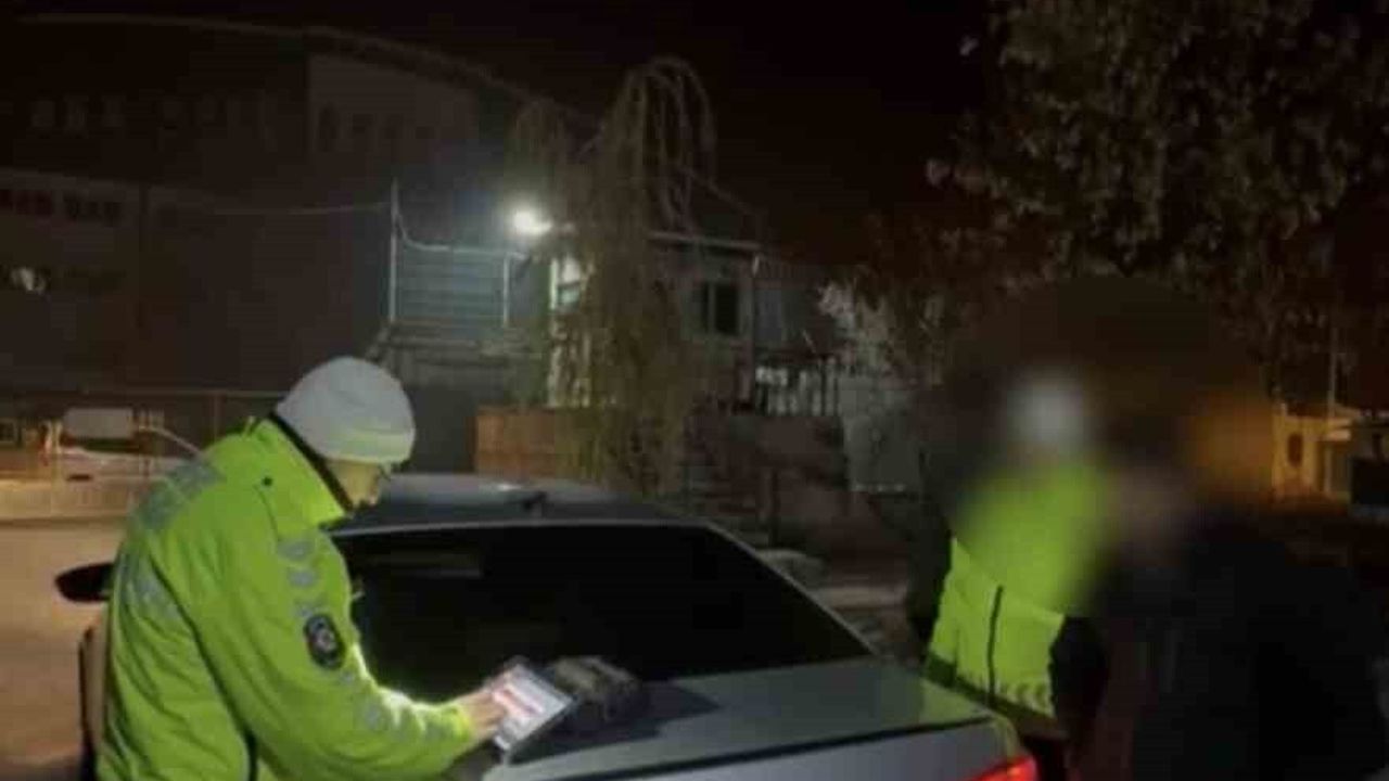 Ağrı'da öğrenci yurdu önünde drift yapan sürücüye ceza ve adli işlem