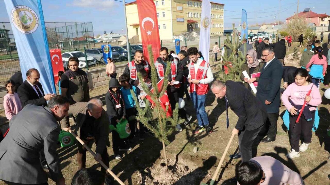 Ağrı’da Turgut Özal İmam Hatip Ortaokulunda 'Türkiye Yeşeriyor, Gazze Güçleniyor' Projesi Kapsamında Fidan Dikimi