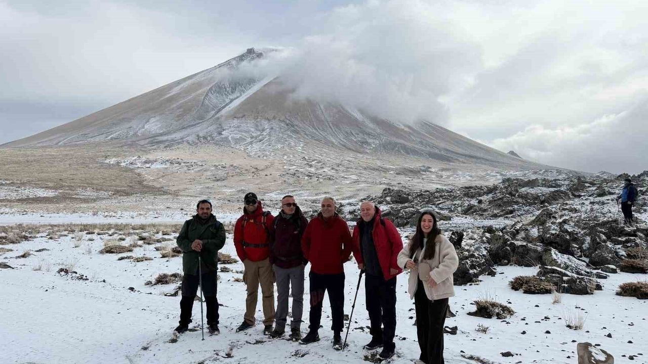 Ağrı Dağı’nda kar yağışına rağmen 27 dağcı zirve tırmanışına geçti