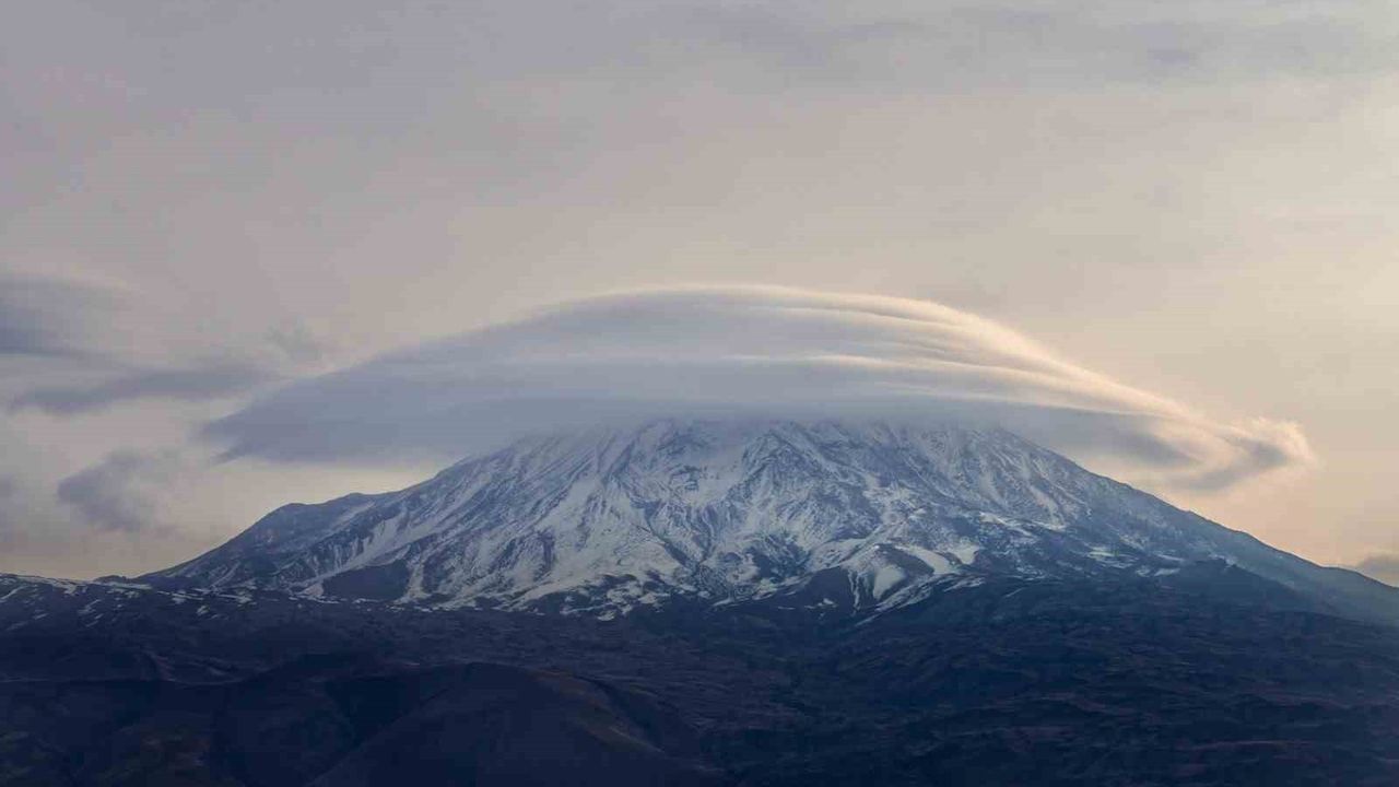 Ağrı Dağı'nda mercek bulutu görsel şölen oluşturdu