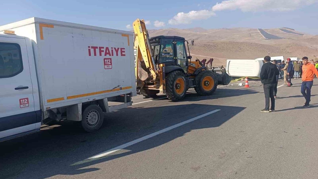 Ağrı Doğubayazıt’ta otomobil ile minibüs çarpıştı: 1 ölü, 2 ağır yaralı