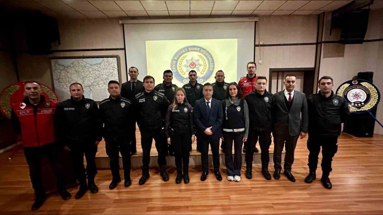 Ağrı Emniyet Müdürü Göksel Önder, Çevik Kuvvet Personeline Başarı Belgesi Verdi