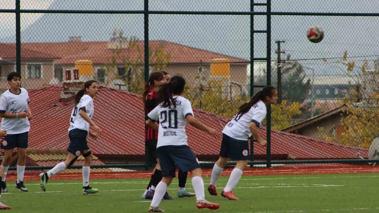Ağrı Kadın Futbol Takımı, Erzincan Gençler Gücü'nü 5-0 mağlup etti