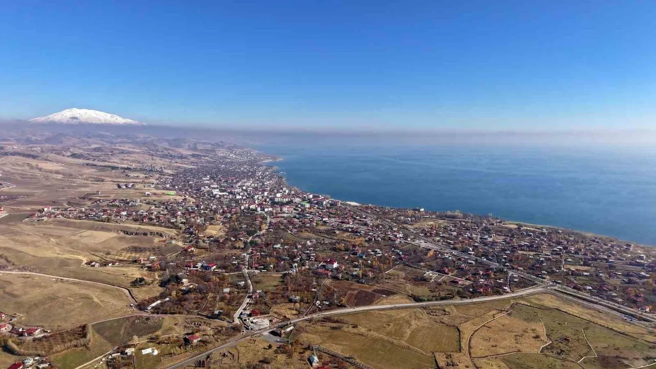Ahlat'ın havadan görüntüleri: Selçuklu Meydan Mezarlığı, Van Gölü ve Süphan Dağı manzarası