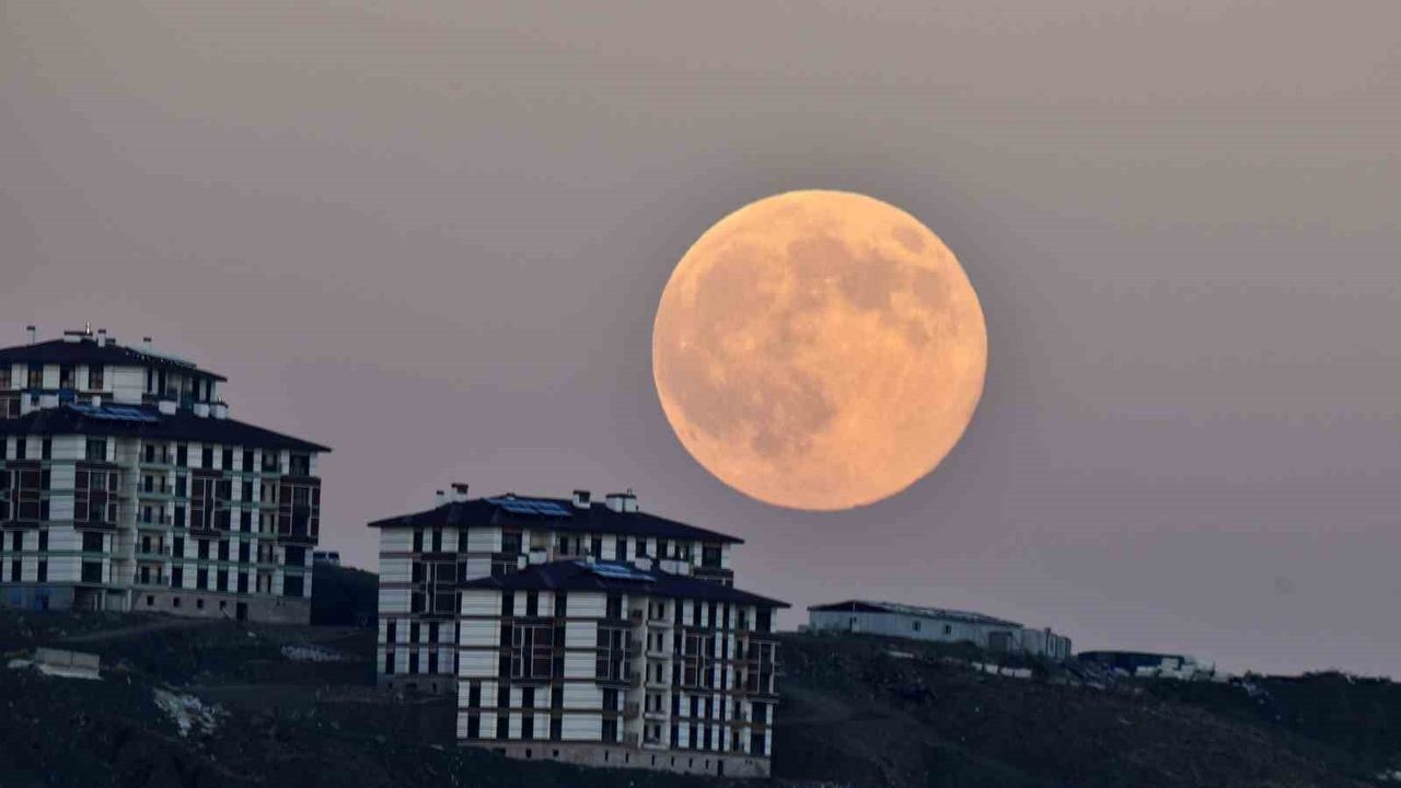 Ahlat'ta "Kunduz Süper Ay" Van Gölü'nde görsel şölen sundu