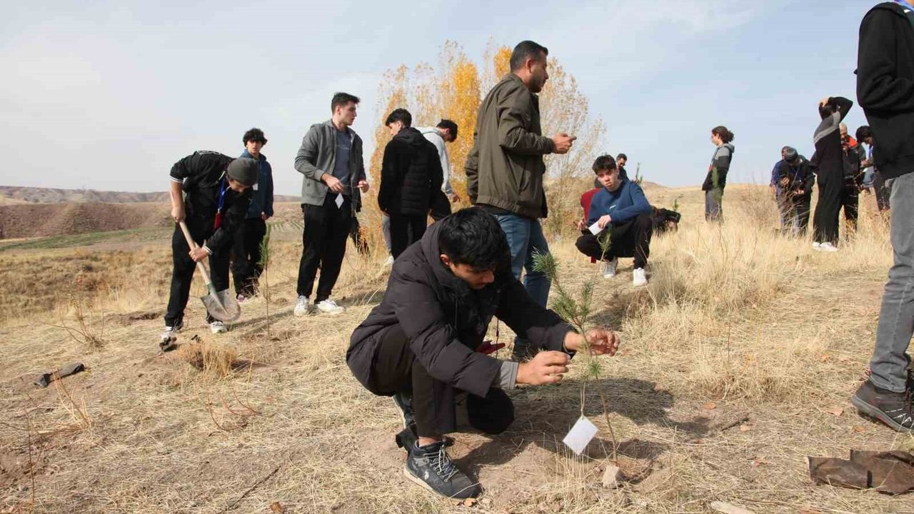 Ahlat'ta 'Maziden Atiye Ahlat' programı kapsamında öğrenciler 11 Kasım'da fidan dikti