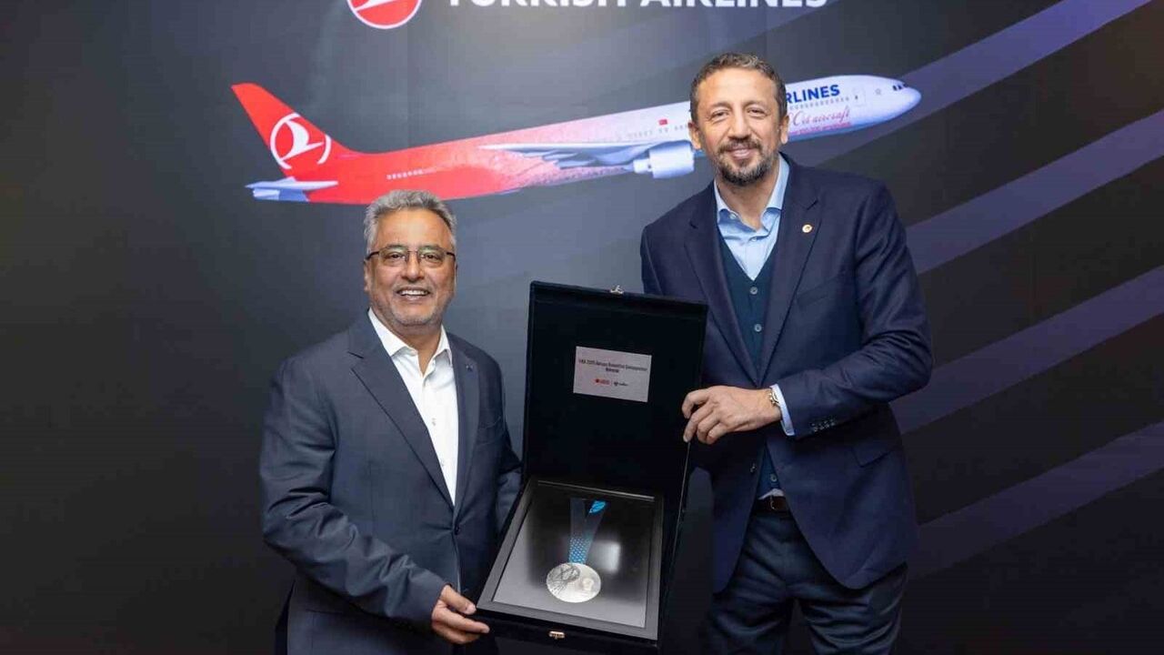 Ahmet Bolat THY'de Hidayet Türkoğlu'nu Ağırladı — 2025 EuroBasket Gümüş Madalyası THY'ye Verildi