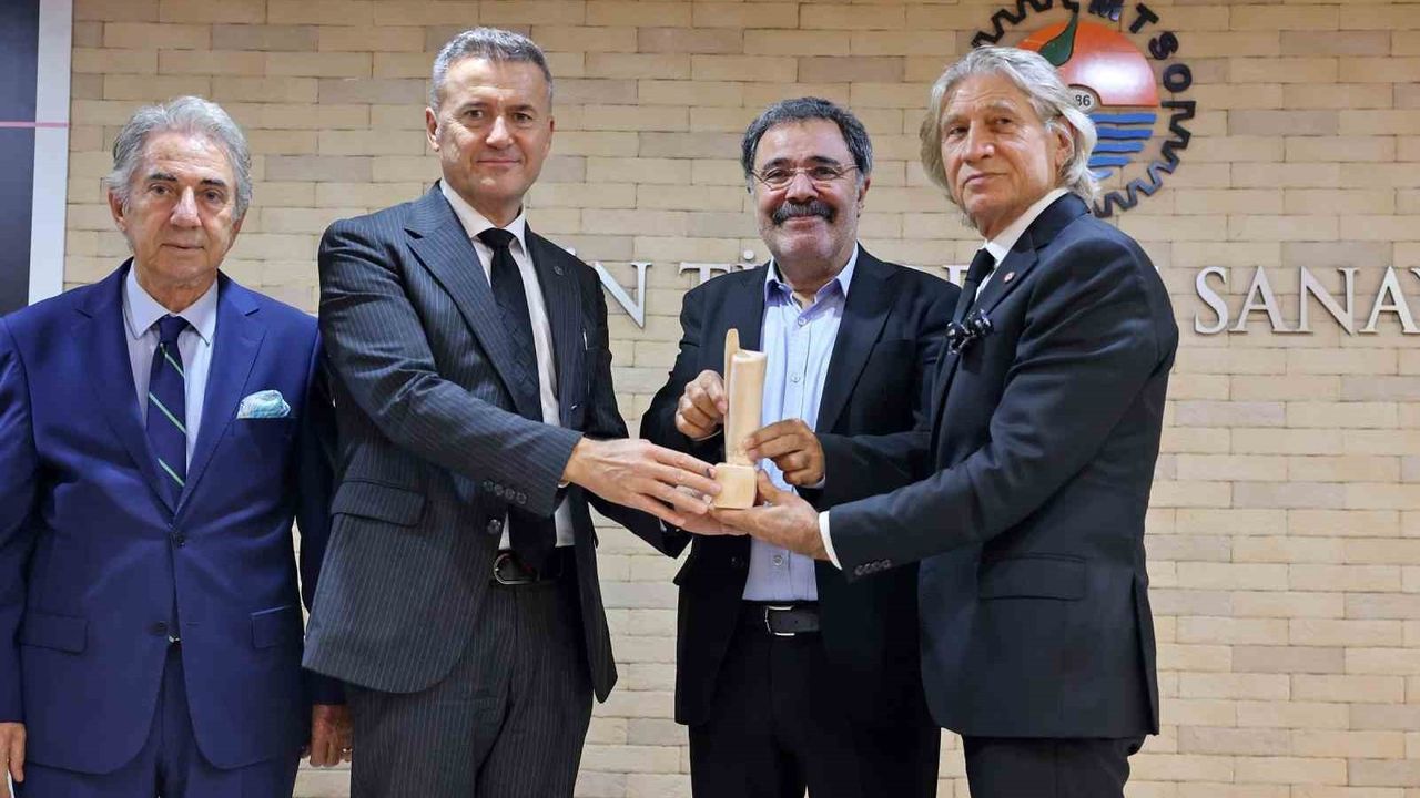 Ahmet Ümit'e 18. Mersin Kenti Edebiyat Ödülü