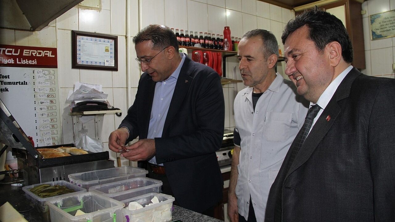 AK Parti Heyeti Kula’da Esnaf ve Hane Ziyaretleri Gerçekleştirdi