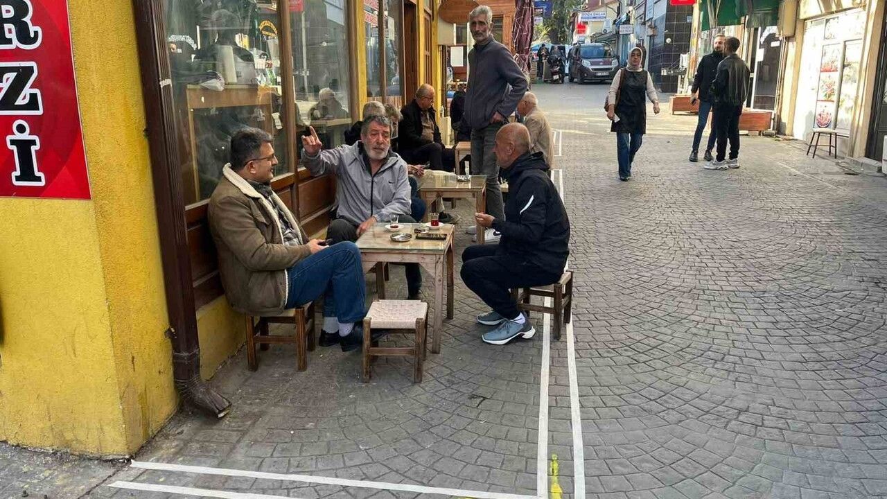 Akçakoca Belediyesi esnaf önlerine çizgi çekti: 'Çizgiyi geçmek yasak'