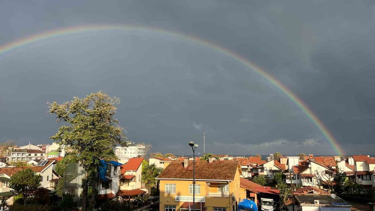 Akçakoca'da yağmur sonrası beliren gökkuşağı görsel şölen sundu