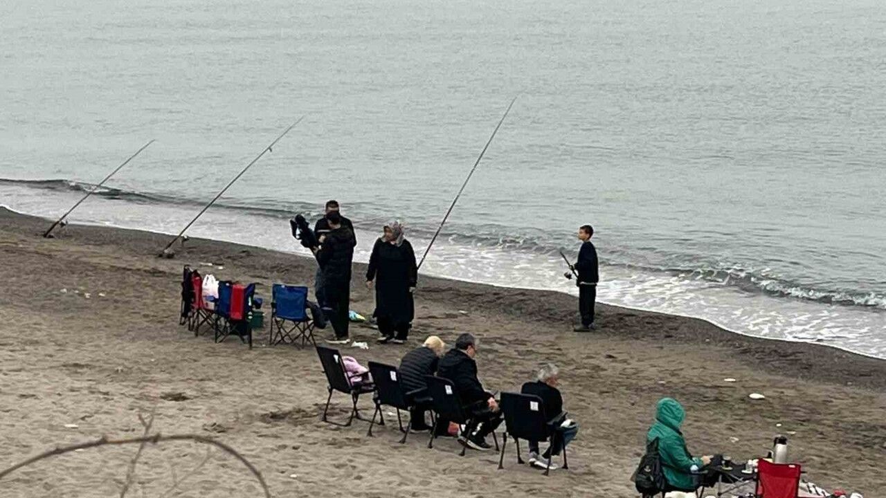 Akçakoca sahillerinde olta avcıları yoğunluğu
