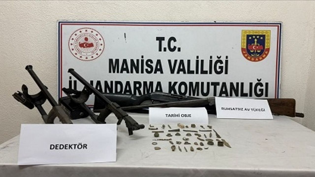 Akhisar'da izinsiz kazı operasyonu: 43 tarihi eser ve 2 ruhsatsız tüfek ele geçirildi