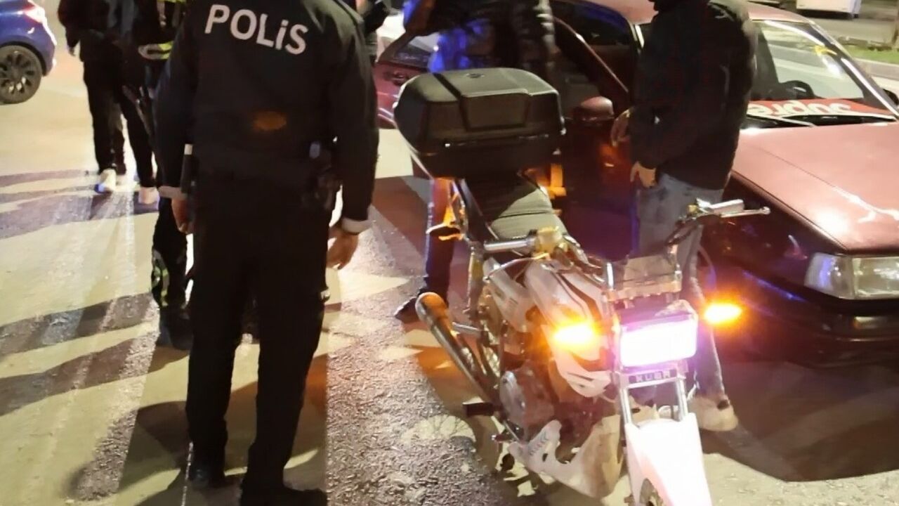 Aksaray’da abartı egzoz ve standart dışı ışık takılan motosiklete 13 bin 776 lira ceza