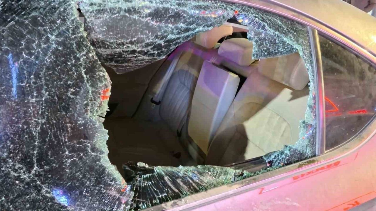 Aksaray'da alkollü sürücü kaldırıma çıkıp 3 kişiyi yaraladı; vatandaşlar sürücüyü darbetti