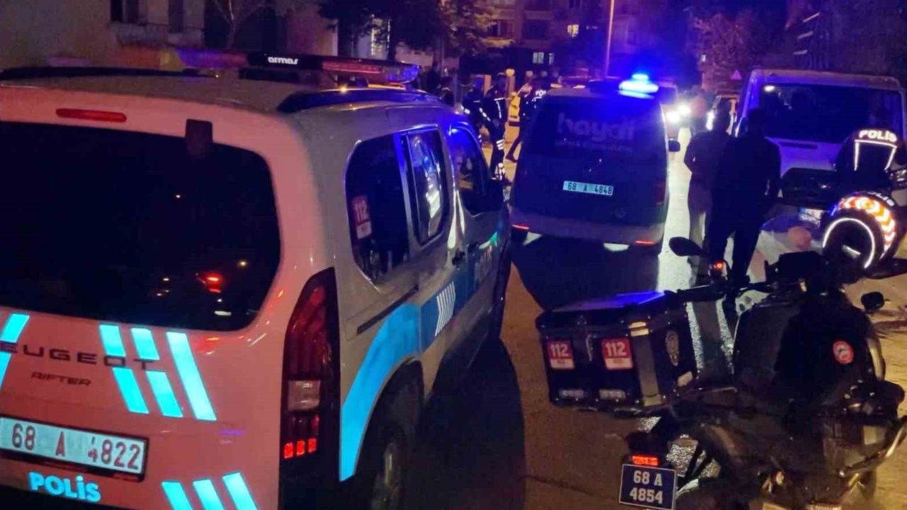 Aksaray’da bekçilerle şüpheli arasında kovalamaca kamerada