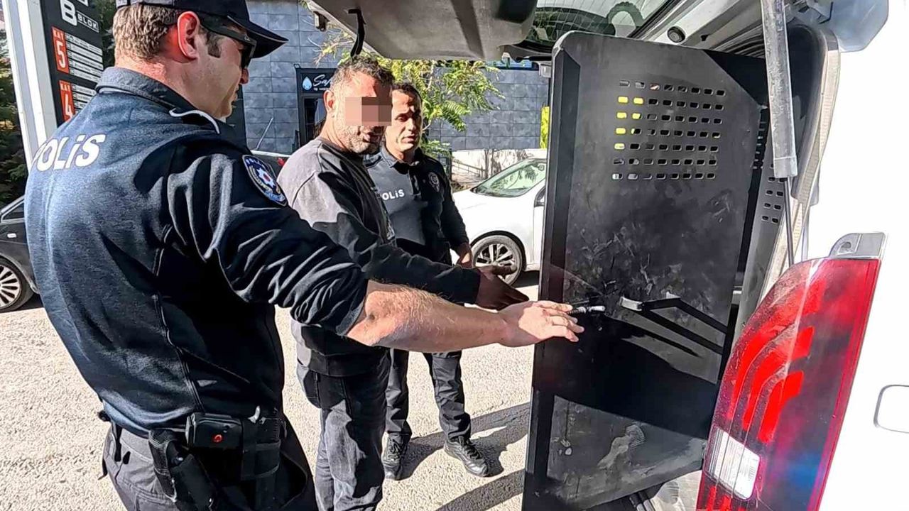Aksaray'da Boşanma Aşamasındaki Eşinin Aracının Camı Kırıldı, Kadın KADES ile Yardım Çağırdı