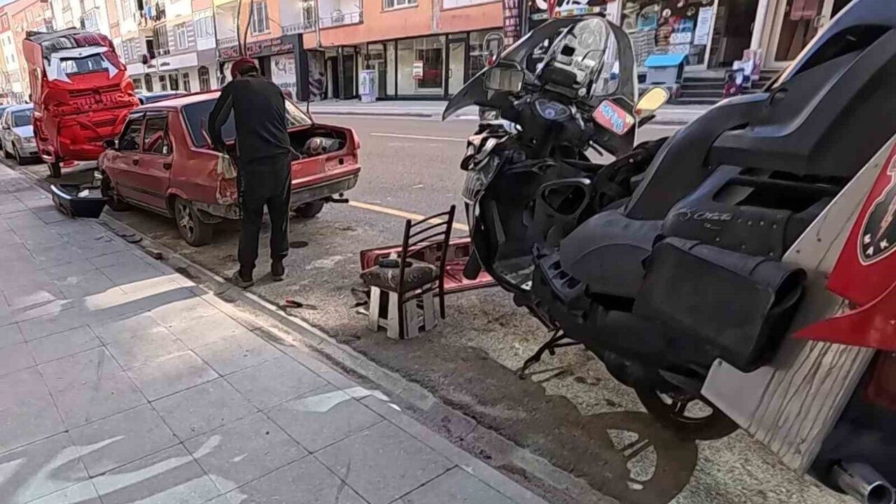 Aksaray'da cadde üzerinde kaporta tamiri: Polis uyarısına '10 litre benzin, 150 gram yanık yağ var' yanıtı