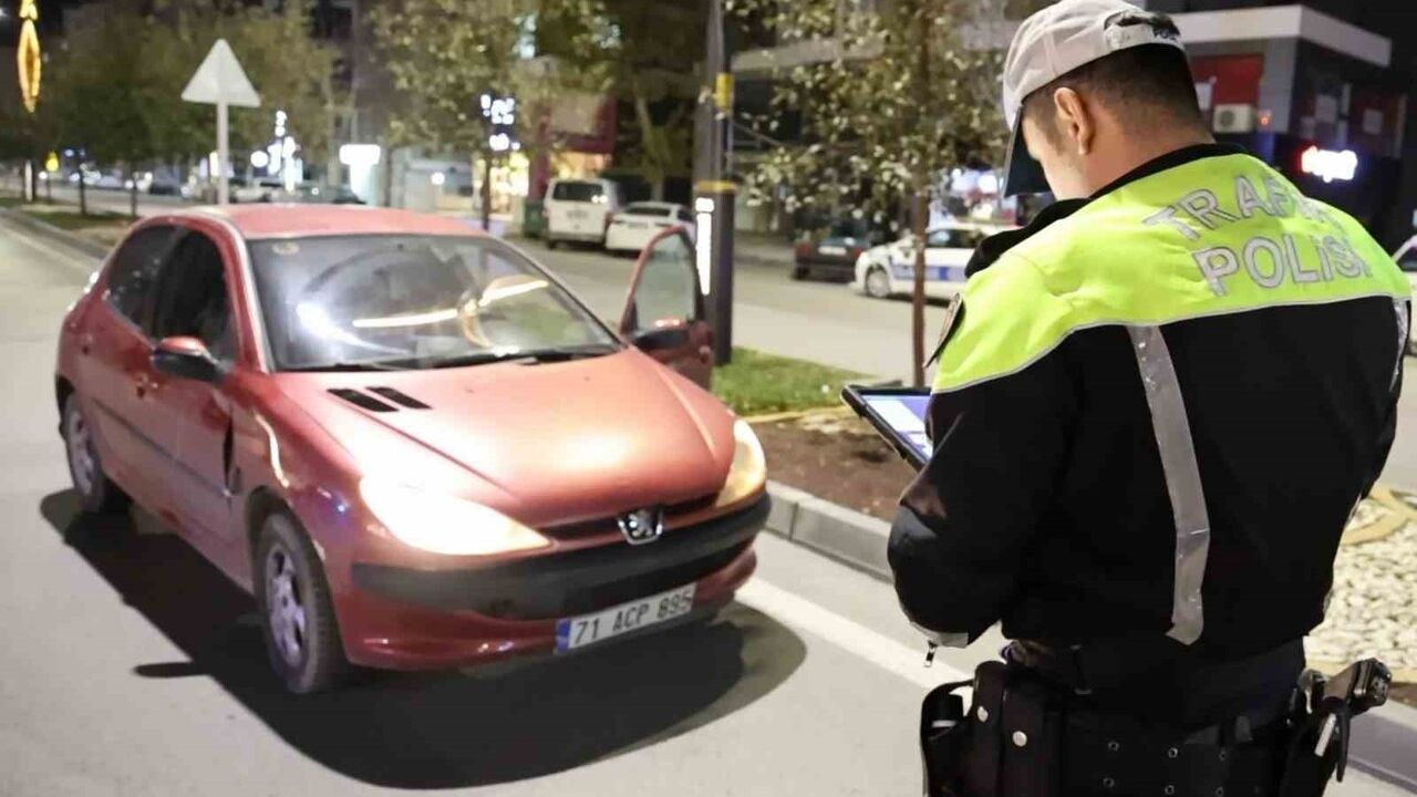 Aksaray'da 'dur' ihtarına uymayan 15 yaşındaki sürücü bekçi ve polisin müdahalesiyle yakalandı