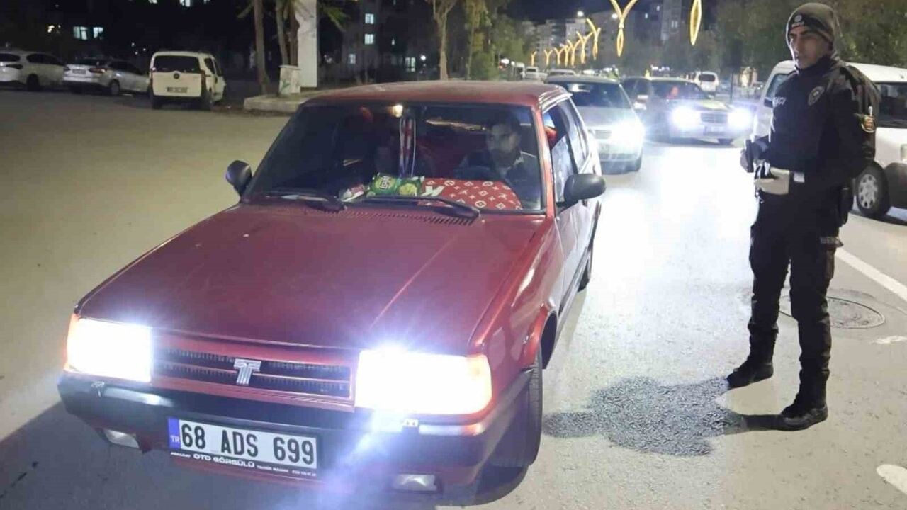 Aksaray'da ehliyetsiz sürücü muayenesiz ve sigortasız araçla yakalandı: 24 bin 182 lira ceza