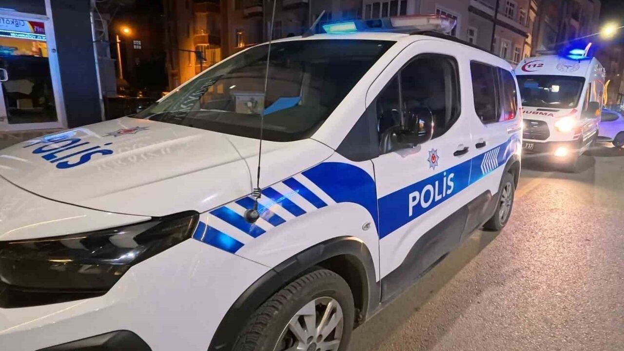 Aksaray'da genç kadın, erkek arkadaşının görüştüğü kadını bacağından bıçakladı