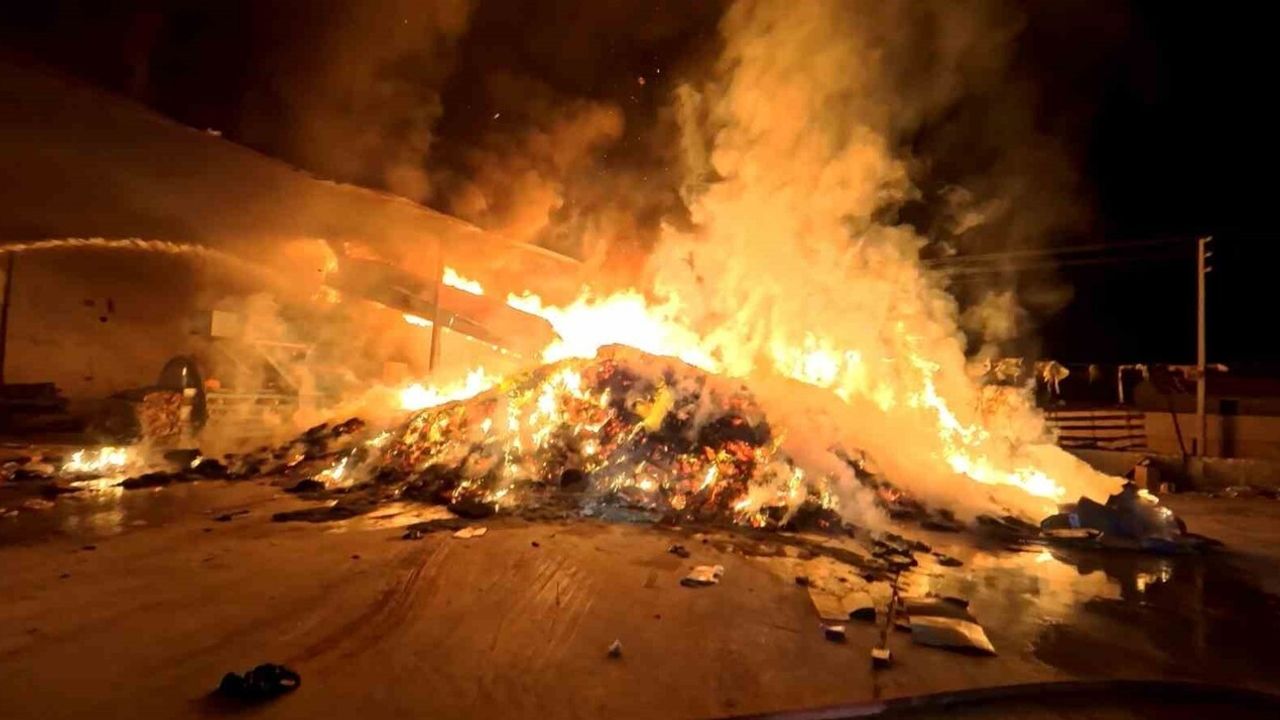 Aksaray'da geri dönüşüm tesisinde kundaklama iddiası: Balya yangını üç saatte söndürüldü