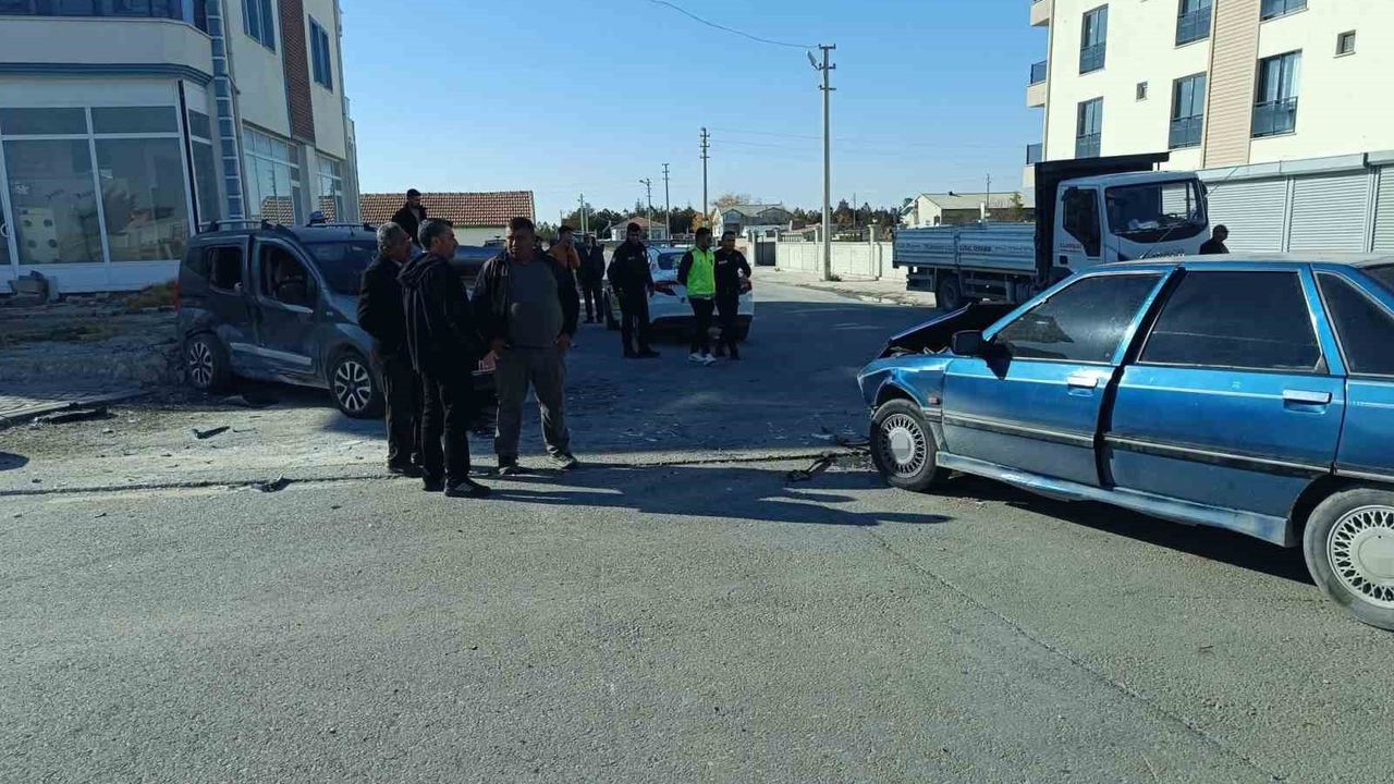 Aksaray'da hafif ticari araç ile otomobil çarpıştı: 7 yaralı