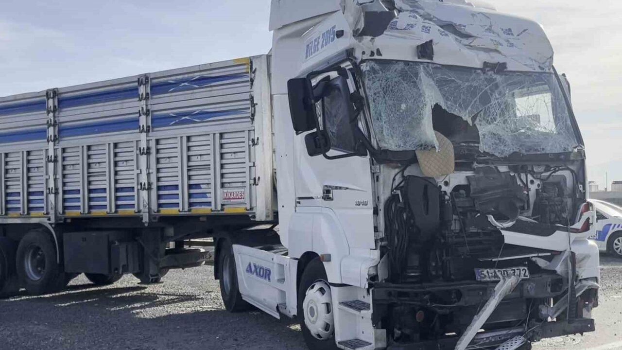 Aksaray'da iki tır çarpıştı: 1 yaralı, sürücü kurtarıldı