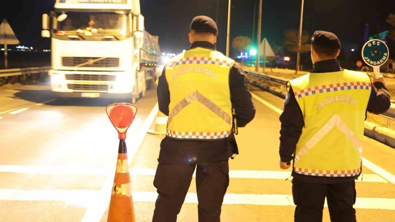 Aksaray'da Jandarma Trafik ve Asayiş Denetimlerini Aralıksız Sürdürüyor