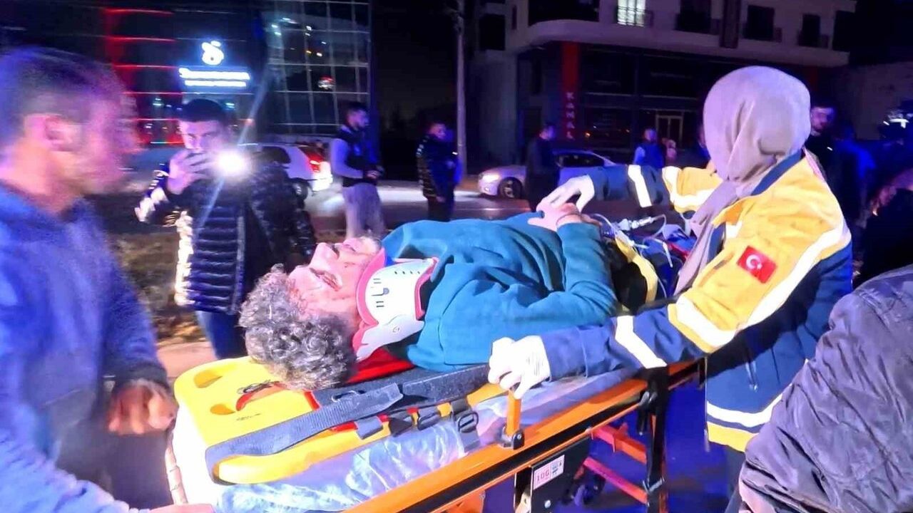 Aksaray'da kontrolden çıkan otomobil refüjde ağaca ve direğe çarptı: 2 genç yaralandı