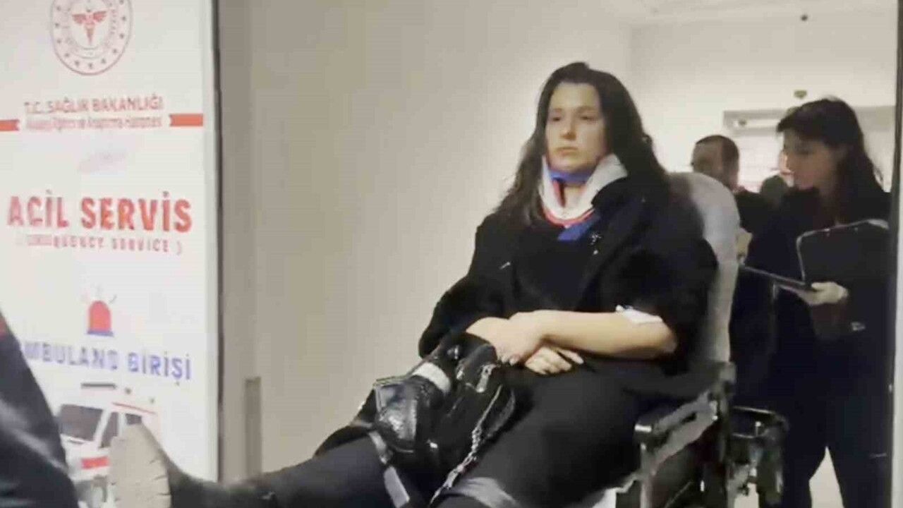 Aksaray'da kontrolden çıkan otomobil refüje çıkarak karşı şeride geçti: 1 kişi yaralandı