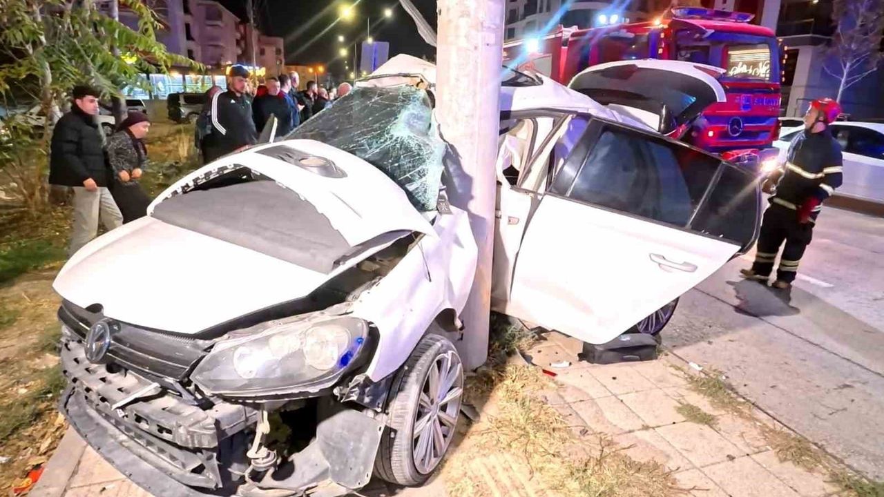 Aksaray'da otomobil elektrik direğine çarptı: 2 ağır yaralı