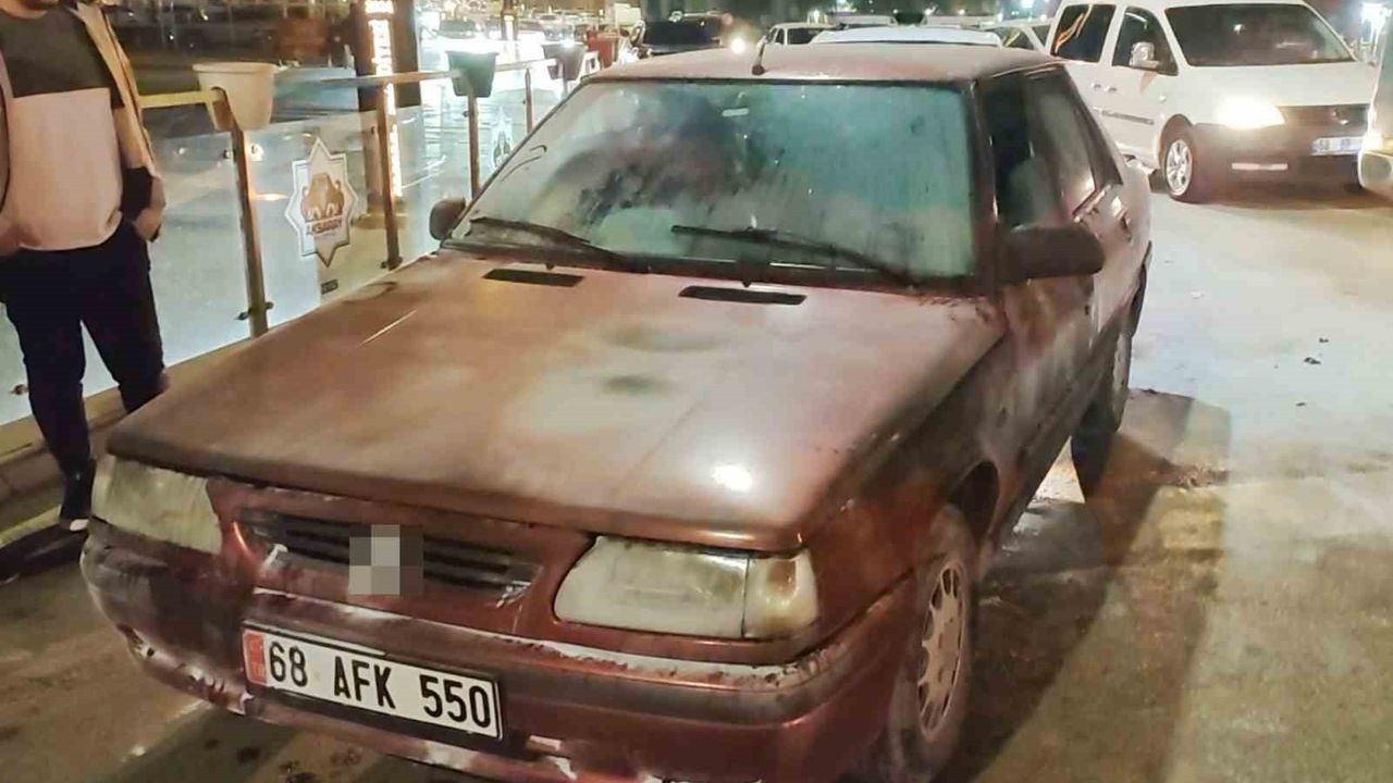 Aksaray'da seyir halindeki otomobilin motoru yandı, esnaf müdahalesi ile söndürüldü