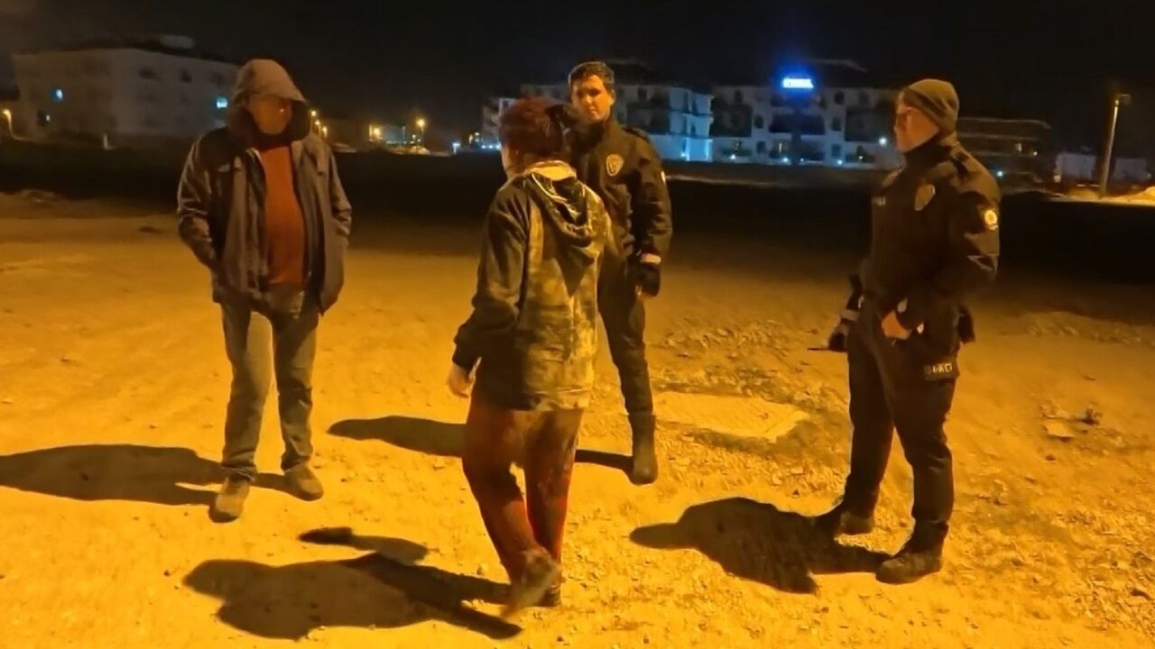 Aksaray’da sokakta hareketsiz bulunan kadın bekçilere tepki gösterdi