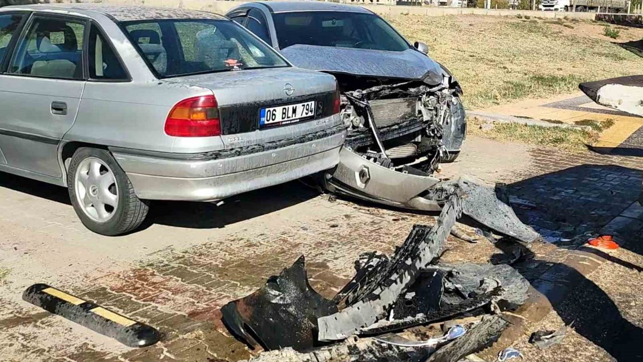 Aksaray'da yaya çarpmamak için manevra yapan sürücü üç araca çarptı: 2 yaralı