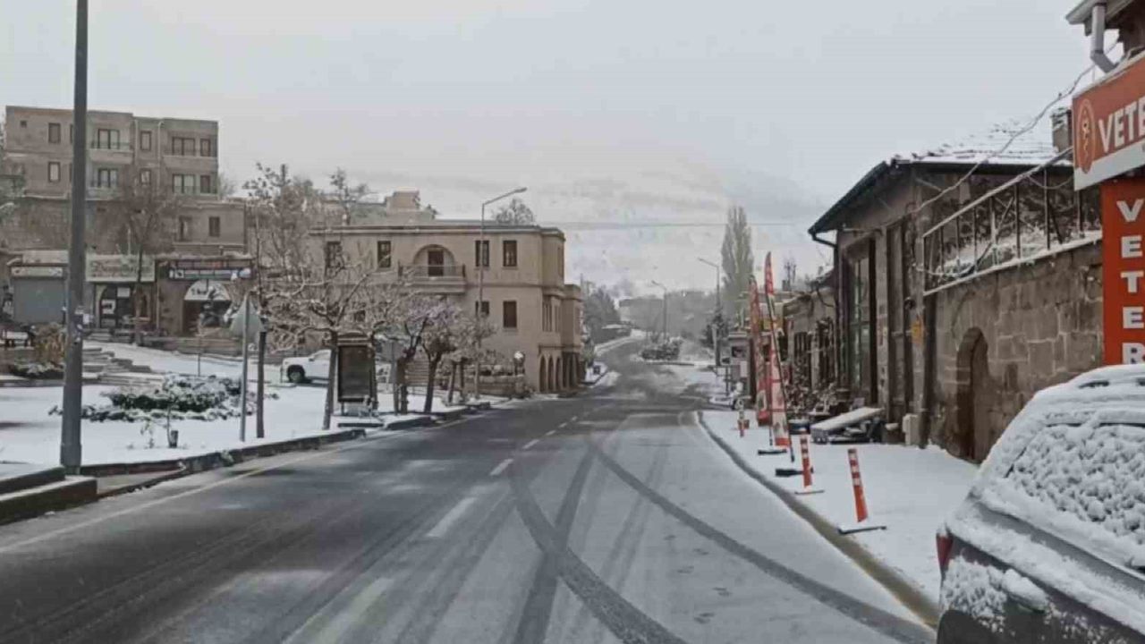 Aksaray Güzelyurt ve Helvadere'de sabah kar yağışı, tarihi dokuda kartpostallık görüntüler
