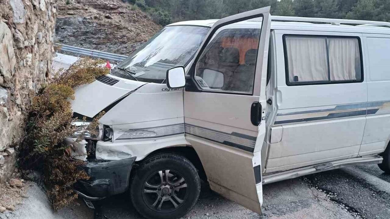 Akseki'de istinat duvarına çarpan ticari araç sürücüsü hafif yaralandı