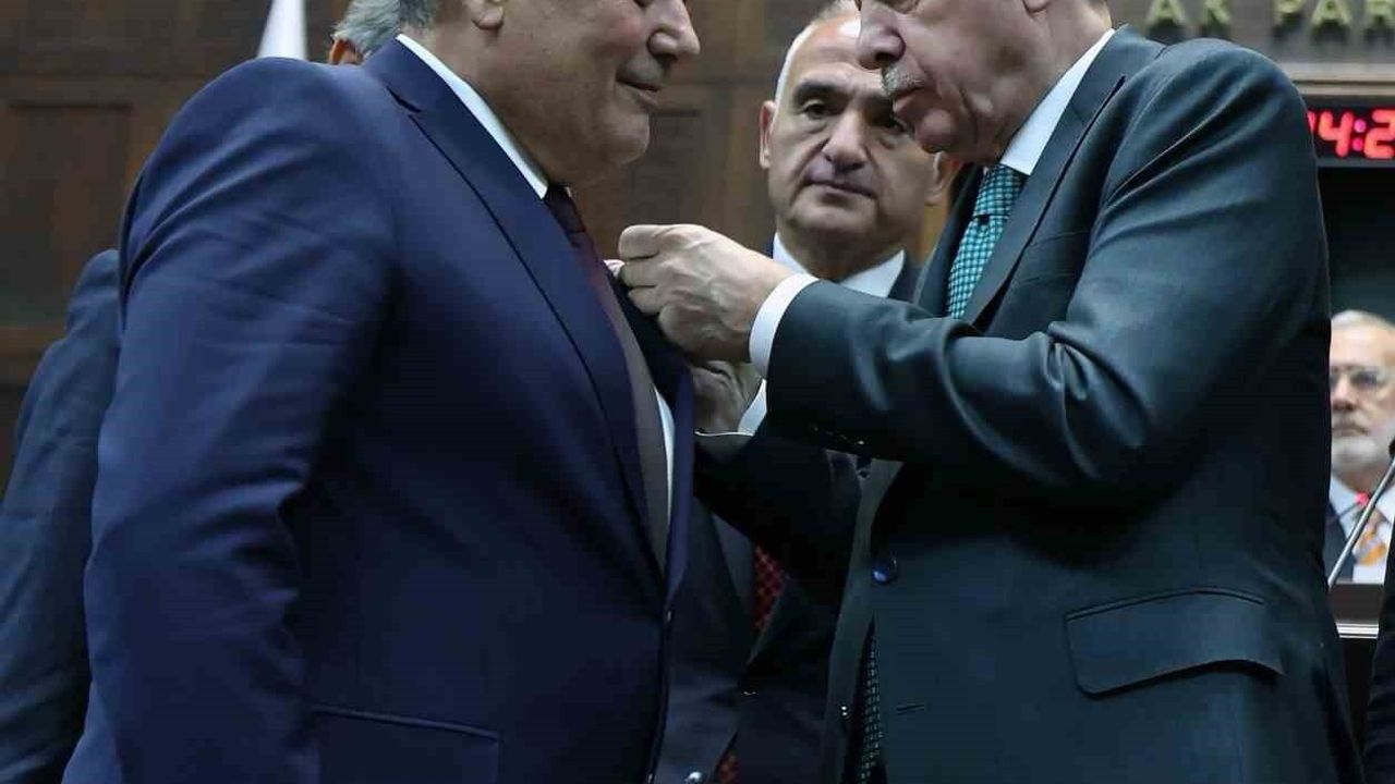 Aksu Belediye Başkanı İsa Yıldırım, CHP'den istifa ettikten sonra AK Parti'ye katıldı