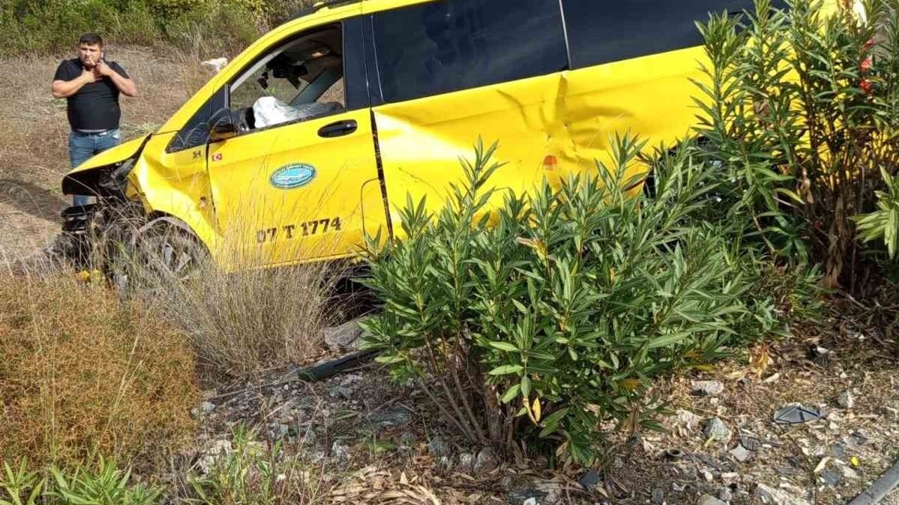 Aksu'da otomobilin ticari taksiye çarpma anı araç kamerasına yansıdı: 2 yaralı