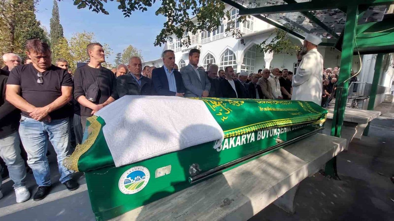 Akyazı'da evinde ölü bulunan 63 yaşındaki Ahmet Onat defnedildi