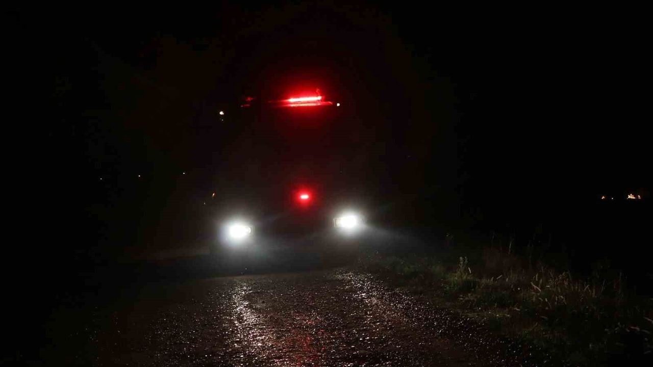 Akyazı'da yasağa rağmen anız yakıldı; itfaiye müdahalesiyle söndürüldü